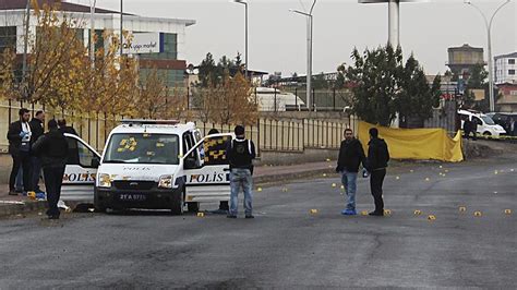 D­i­y­a­r­b­a­k­ı­r­­d­a­ ­p­o­l­i­s­e­ ­s­i­l­a­h­l­ı­ ­s­a­l­d­ı­r­ı­